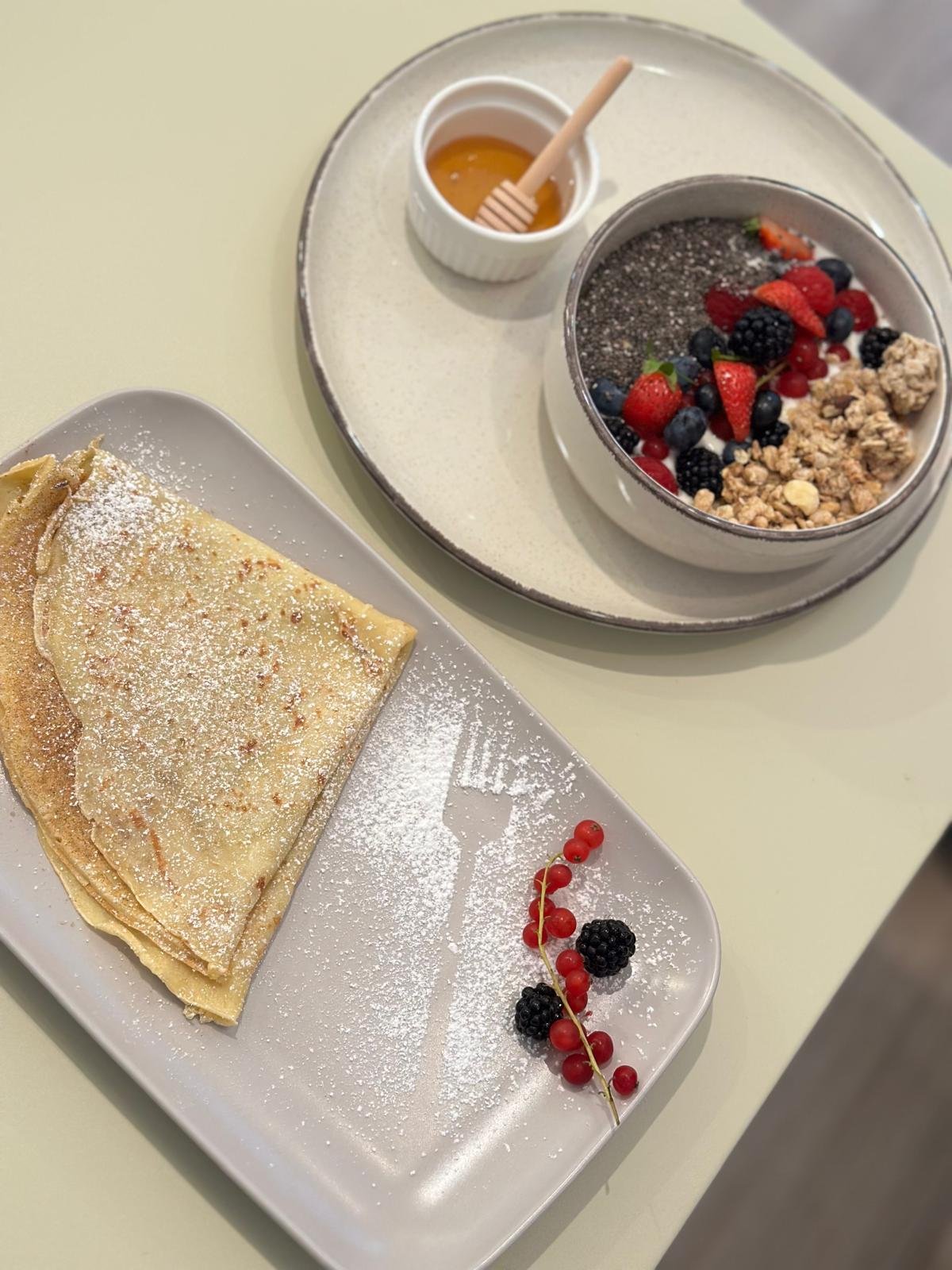 Crêpes und frische Bowl