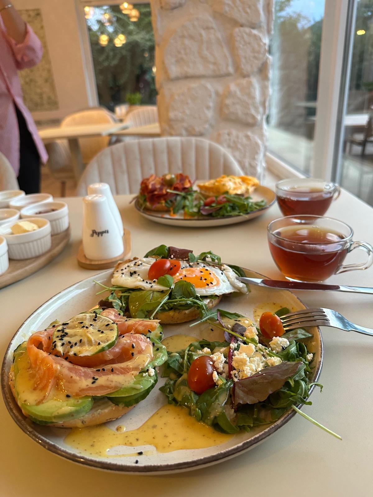 Herzhaftes Frühstück mit Lachs und Ei